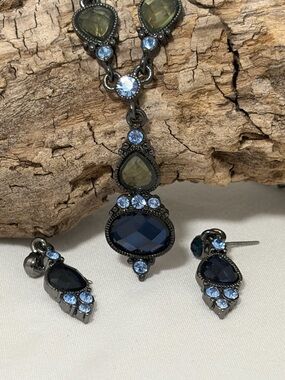 2028 Jewelry Sapphire Fashion Vintage Necklace & Dangle Earrings Set - Like New